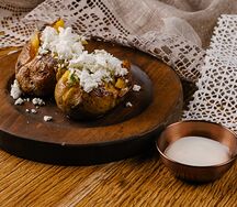 Печеный картофель с брынзой