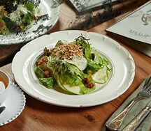 Салат зеленый с мятным авокадо