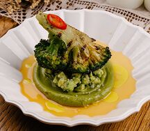 Соцветие брокколи с мятным авокадо