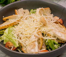 Салат Цезарь с курицей