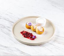 Сырники с брусничным вареньем