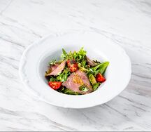 Салат с ростбифом, печеными овощами и грибами