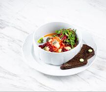 Сагудай из лосося с гуакамоле и свекольными нитями