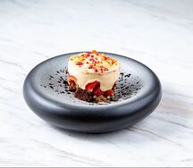 Сметанник с сезонными ягодами и фруктами