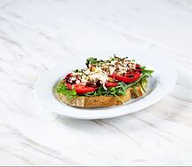 Хлеб из печи с томатами и сыром страчателла