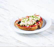 Хлеб из печи с камчатским крабом, авокадо и томатами