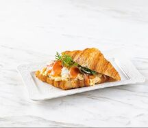 Круассан с лососем и пышным яйцом