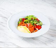 Салат с лососем, киноа и авокадо