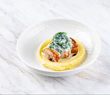 Бедро цыпленка с картофельным пюре и шпинатом в сливочном соусе