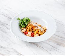 Томатная паста с тигровыми креветками и рукколой