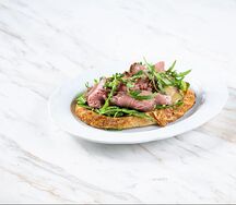 Хлеб из печи с ростбифом, рукколой и трюфельной заправкой