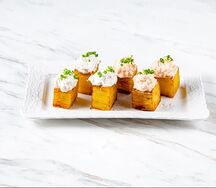 Жареный картофель с подкопченной треской и камчатским крабом