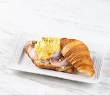 Круассан с мортаделлой и яйцом пашот