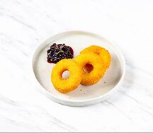 Сырные пончики с брусничным вареньем