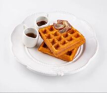 Сладкие вафли с кремом из сгущенки и ягодами