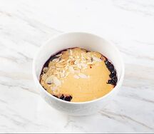 Овсяная каша с топленым молоком и миндальными лепестками