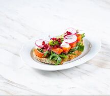 Хлеб из печи с лососем, авокадо и рукколой