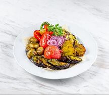 Тарелка ассорти овощей на углях