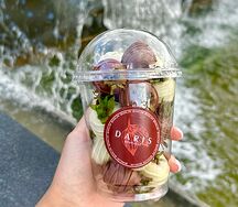 Клубника в шоколаде в стакане микс