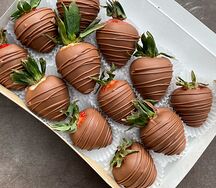 Набор клубники в шоколаде Молочное наслаждение 12 ягод