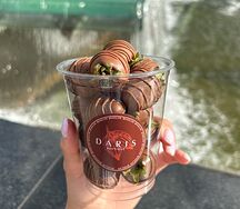 Клубника в молочном шоколаде в стакане