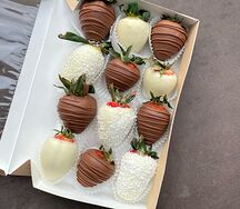 Набор клубники в шоколаде Инь Янь