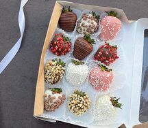 Набор клубники в шоколаде Ассорти 12 ягод