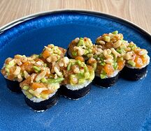 Лосось с авокадо в манго-чили