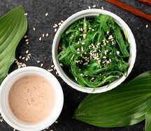 Водоросли Чука с соусом Том ям