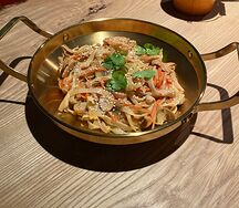 Фунчоза с курицей и овощами в кисло-сладком соусе