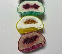 Моти фисташка-малина