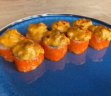 Запечённый ролл Том ям с лососем