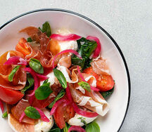 Салат с моцареллой и пармой