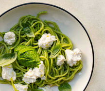 Спагетти с песто и страчателлой