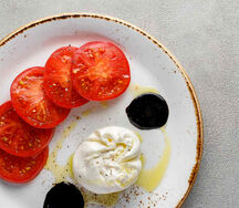 Буррата с фермерскими томатами