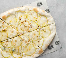 Пицца с грушей и дорблю