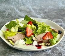 Салат с клубникой и утиной грудкой