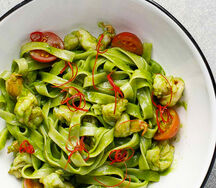 Феттуччине с креветками и песто