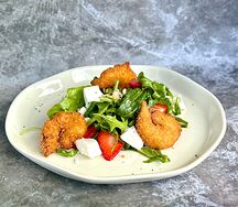 Салат с клубникой и хрустящими креветками