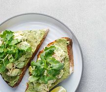 Брускетта с крабом и гуакамоле