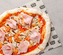 Пицца с ветчиной и грибами