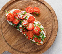 Брускетта с томатами черри и страчателлой