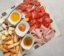 Мясные деликатесы и сыры