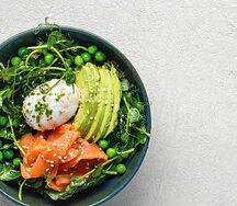 Боул с лососем и яйцом пашот