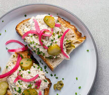 Брускетта с риетом из тунца