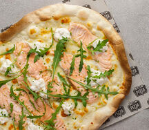 Пицца с лососем и страчателлой