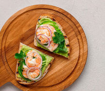 Брускетта с креветками и авокадо