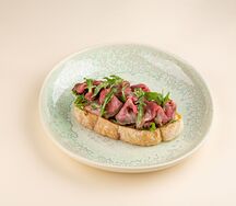 Брускетта с ростбифом, рукколой и трюфельным маслом