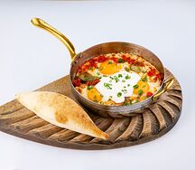 Ароматная шакшука с перцем халапеньо