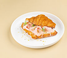 Круассан с мортаделлой, фисташкой и трюфельным кремом